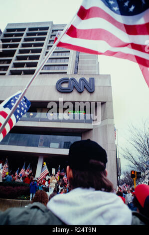 Demonstration vor CNN Center in Atlanta, Georgia als Operation Desert Storm beginnt am 17. Januar 1991 Stockfoto