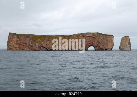 Percé Rock aus der Gaspe Halbinsel von Quebec, Kanada. Die Felsen steht aus Perce im Golf von St. Lawrence. Stockfoto