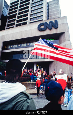 Demonstration vor CNN Center in Atlanta, Georgia als Operation Desert Storm beginnt am 17. Januar 1991 Stockfoto