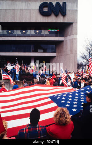 Demonstration vor CNN Center in Atlanta, Georgia als Operation Desert Storm beginnt am 17. Januar 1991 Stockfoto