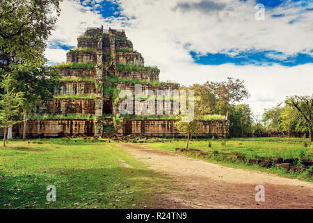 Geheimnisvolle alte Pyramide Koh Ker in den tropischen Dschungel Kambodscha verloren, Pyramide Tod Prasat Thom, die für Opfer der Dämonen der Hölle Stockfoto