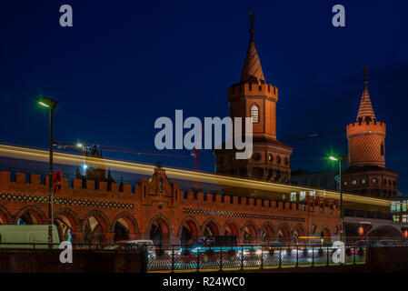 Blick auf die Oberbaumbruecke und leichte Wanderwege in einem kalten Herbst Nacht in Berlin - 3. Stockfoto