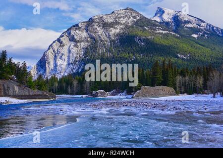Zerklüftete Berglandschaft vom Bug fällt weg in Banff, Alberta Stockfoto