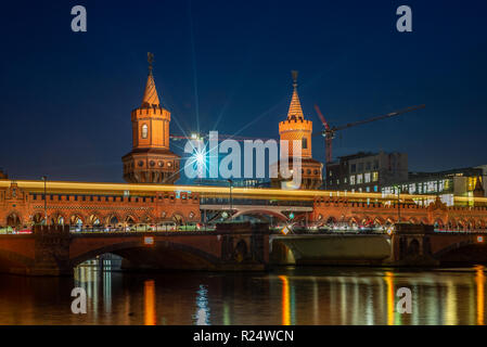 Blick auf die Oberbaumbruecke und leichte Wanderwege in einem kalten Herbst Nacht in Berlin - 5. Stockfoto