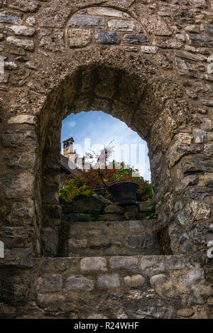 Ein Blick auf die Dächer des Schlosses Chillon durch ein Fenster Stockfoto