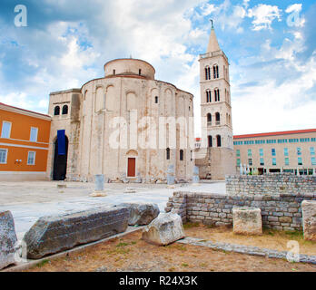 Kirche St. Donatus, in der Nähe von einem hohen Turm, der Platz Forum und Stein Ruinen und Wände an einem Sommermorgen. Dramatische Wolkenhimmel. Einsam und gemütliche Zadar Stockfoto