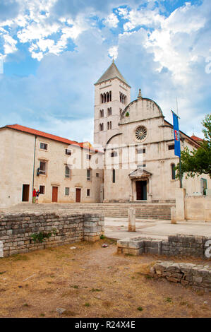 Turm von St. Mary's Church, das Forum Platz und steinerne Ruinen auf einem Sommermorgen. Dramatische Wolkenhimmel. Einsam und gemütlichen Zentrum von Zadar, Kroatien Stockfoto