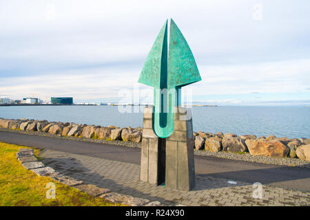 Reykjavik, Island - 12. Oktober 2017: Anker Denkmal am Meer. Die Strandpromenade mit Sea Anchor Denkmal. Urlaub am Meer. In der Natur verankert. Stockfoto