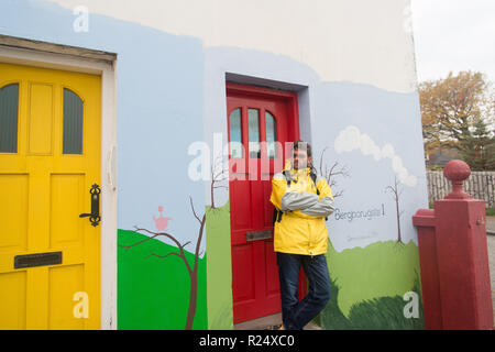 Reykjavik, Island - 12. Oktober 2017: man stand im Apartment. Bärtiger Mann ins Ausland reisen. Aktiver Mann mieten Wohnung Haus. Reisen selbst zu treffen. Stockfoto