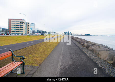 Reykjavik, Island - 12. Oktober 2017: Küstenlandschaft. Cross Country reisen. Promenade Straßen auf natürliche Landschaft. Genießen Sie entlang am Meer reisen. Glück ist das Reisen. Stockfoto