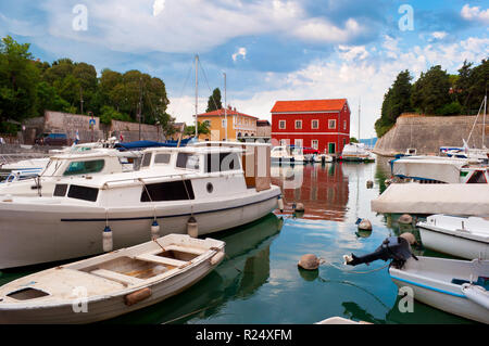 Gemütliche malerische Stadt Zadar, Kroatien. Rot und Orange beherbergt unter grünen Bäumen, in der Nähe des Wassers, wo zahlreiche Boote und Yachten schweben. Dramatische Stockfoto