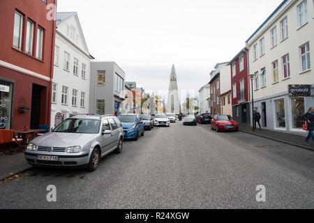 Reykjavik, Island - 12. Oktober 2017: Kirche Hallgrimskirkja Blick auf Reisen Straße. Hallgrimskirkja Architektur. Lutherische Kirche. Reiseführer. Die Verbindung von Menschen zu Jesus und untereinander. Stockfoto