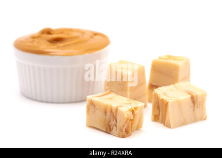 Swirly Erdnussbutter Fudge isoliert auf weißem Hintergrund Stockfoto