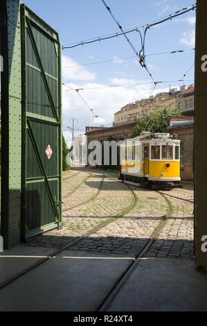 Das Wiener Straßenbahnmuseum ist ein dem öffentlichen Verkehr gewidmetes Museum in Wien und das größte Straßenbahnmuseum der Welt". Der Video der Stockfoto