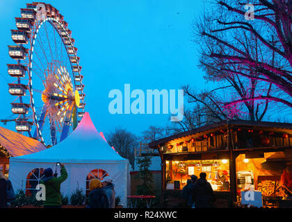 Berlin, Deutschland - 10. Dezember 2017: Menschen bei Riesenrad bei Nacht Weihnachtsmarkt am Rathaus, in Berlin, Deutschland. Stockfoto