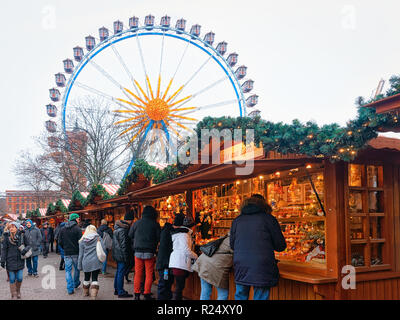 Berlin, Deutschland - 10. Dezember 2017: Menschen bei Riesenrad auf Weihnachtsmarkt am Rathaus, in Berlin, Deutschland. Stockfoto