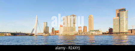 Erasmus Bridge und die Skyline von Kop van Zuid in Rotterdam, Niederlande Stockfoto