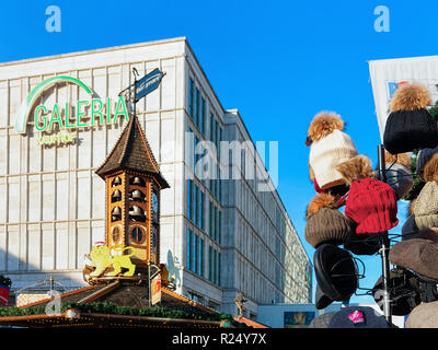 Berlin, Deutschland - 10. Dezember 2017: Gestrickte Hüte am Weihnachtsmarkt am Alexanderplatz in Berlin, im Winter in Deutschland. Christkindlmarkt Dekoration und Ständen mit Kunsthandwerk, auf dem Basar. Stockfoto