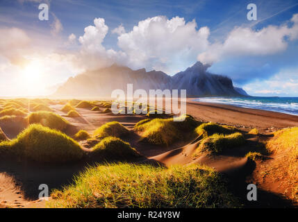 Eindrucksvolle Aussicht auf stokksnes Kap an einem sonnigen Tag. Ort Vestrahorn (Batman), Island, Europa. Malerische Bild der beliebte Touristenattraktion. Stockfoto