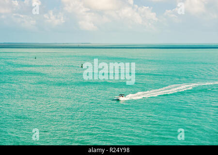 Kreuzfahrt touristischen Boot oder Yacht schwimmt auf türkisfarbenes Wasser und blauen bewölkten Himmel, yachting und Sport, Reisen und Urlaub, Key West, Florida, USA Stockfoto