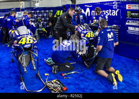 Circuit de Valencia, Valencia, Spanien. 16 Nov, 2018. MotoGP von Valencia, Freitag Freies Training; die Mechaniker in der Garage von Valentino Rossi (Yamaha) Movistar während einer nassen und stürmischen freien Trainingssitzungen Credit: Aktion plus Sport/Alamy leben Nachrichten Stockfoto