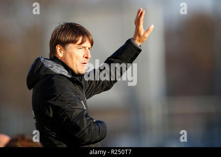 Braunschweig, Deutschland. 16 Nov, 2018. Fussball: Testspiel, Eintracht Braunschweig - 1.FC Magdeburg in der Eintracht Stadion. Magdeburg Trainer Michael Oenning Credit: Joachim Sielski/dpa/Alamy leben Nachrichten Stockfoto