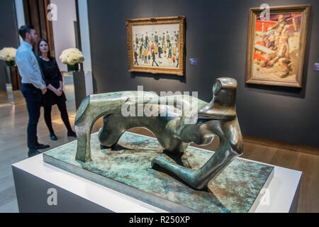 London, Großbritannien. 16. Nov 2018. L. S. Lowry, einem nördlichen Rennen treffen, 1956, Schätzpreis: £ 1,500,000-2, 500.000, Stanley Spencer, Abdichtung, 1940, Schätzpreis: £ 1,500,000-2, 500.000 und Henry Moore, liegende Abbildung: Offene Stellen, 1982, Schätzung: 1,200,000-1, 800.000 £ (Vordergrund) - Christie's präsentiert eine Ausstellung mit Werken von seiner bevorstehenden Moderne Britische Kunst Verkauf, auf Ansicht für die Öffentlichkeit vom 16. bis 19. November 2018. Der Abend wird am 19. November 2018 statt bei Christie's King Street. Credit: Guy Bell/Alamy leben Nachrichten Stockfoto