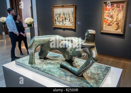 London, Großbritannien. 16. Nov 2018. L. S. Lowry, einem nördlichen Rennen treffen, 1956, Schätzpreis: £ 1,500,000-2, 500.000, Stanley Spencer, Abdichtung, 1940, Schätzpreis: £ 1,500,000-2, 500.000 und Henry Moore, liegende Abbildung: Offene Stellen, 1982, Schätzung: 1,200,000-1, 800.000 £ (Vordergrund) - Christie's präsentiert eine Ausstellung mit Werken von seiner bevorstehenden Moderne Britische Kunst Verkauf, auf Ansicht für die Öffentlichkeit vom 16. bis 19. November 2018. Der Abend wird am 19. November 2018 statt bei Christie's King Street. Credit: Guy Bell/Alamy leben Nachrichten Stockfoto