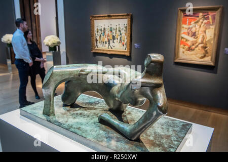 London, Großbritannien. 16. Nov 2018. L. S. Lowry, einem nördlichen Rennen treffen, 1956, Schätzpreis: £ 1,500,000-2, 500.000, Stanley Spencer, Abdichtung, 1940, Schätzpreis: £ 1,500,000-2, 500.000 und Henry Moore, liegende Abbildung: Offene Stellen, 1982, Schätzung: 1,200,000-1, 800.000 £ (Vordergrund) - Christie's präsentiert eine Ausstellung mit Werken von seiner bevorstehenden Moderne Britische Kunst Verkauf, auf Ansicht für die Öffentlichkeit vom 16. bis 19. November 2018. Der Abend wird am 19. November 2018 statt bei Christie's King Street. Credit: Guy Bell/Alamy leben Nachrichten Stockfoto