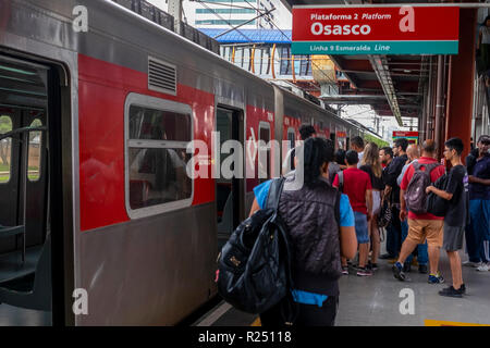 SP - Sao Paulo - 11/16/2018 - Reflexe Viaduto cedes zu Marginal Pinheiros Betrieb PAESE - Bahnsteig Pinheiros Sinne Osasco, dass aufgrund der Überführung, die in der Morgenröte der gestern 15 gab, in Marginal Pinheiros, und das ist Einsturzgefährdet, das Rathaus unterbrochen Abschnitt der Linie 9 Esmeralda der Pinheiros Station die Station Ceasa Anfang der Nachmittag dieses Freitag, 16. Der Betrieb der PAESE gefeuert wurde Foto: Suamy Beydoun/AGIF Stockfoto