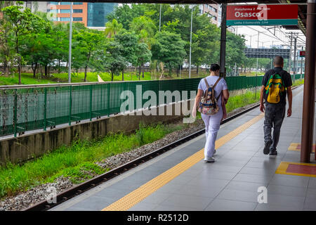 SP - Sao Paulo - 11/16/2018 - Reflexe Viaduto cedes zu Marginal Pinheiros Betrieb PAESE - Bahnsteig Pinheiros Sinne Osasco, dass aufgrund der Überführung, die in der Morgenröte der gestern 15 gab, in Marginal Pinheiros, und das ist Einsturzgefährdet, das Rathaus unterbrochen Abschnitt der Linie 9 Esmeralda der Pinheiros Station die Station Ceasa Anfang der Nachmittag dieses Freitag, 16. Der Betrieb der PAESE gefeuert wurde Foto: Suamy Beydoun/AGIF Stockfoto