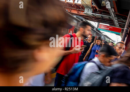 SP - Sao Paulo - 11/16/2018 - Reflexe Viaduto cedes zu Marginal Pinheiros Betrieb PAESE - Bahnsteig Pinheiros Sinne Osasco, dass aufgrund der Überführung, die in der Morgenröte der gestern 15 gab, in Marginal Pinheiros, und das ist Einsturzgefährdet, das Rathaus unterbrochen Abschnitt der Linie 9 Esmeralda der Pinheiros Station die Station Ceasa Anfang der Nachmittag dieses Freitag, 16. Der Betrieb der PAESE gefeuert wurde Foto: Suamy Beydoun/AGIF Stockfoto