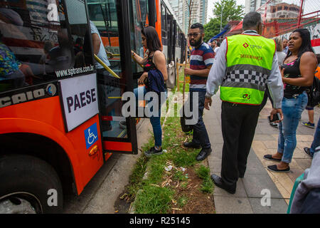 SP - Sao Paulo - 11/16/2018 - Reflexe Viadukt Überführungen Marginal Pinheiros Betrieb PAESE - Aufgrund der Viadukt, das gestern so im Morgengrauen gab, Marginal Pinheiros, und das ist Einsturzgefährdet, das Rathaus unterbrochen Abschnitt der Linie 9 Esmeralda aus dem Pinheiros Station zum Ceasa Station am frühen Nachmittag des Freitag 16., die PAESE Vorgang wurde gestartet Foto: Suamy Beydoun/AGIF Stockfoto