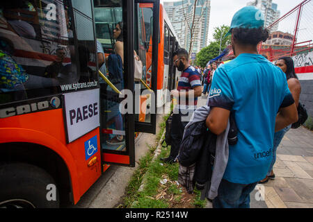 SP - Sao Paulo - 11/16/2018 - Reflexe Überführungen in Marginal Pinheiros Betrieb PAESE - Aufgrund der Überführung, die gestern so im Morgengrauen gab, Marginal Pinheiros, und das ist Einsturzgefährdet, das Rathaus unterbrochen Abschnitt der Linie 9 Esmeralda aus dem Pinheiros Station zum Ceasa Station am frühen Nachmittag des Freitag 16., die PAESE Vorgang wurde gestartet Foto: Suamy Beydoun/AGIF Stockfoto