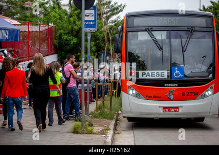 SP - Sao Paulo - 11/16/2018 - Reflexe Überführungen in Marginal Pinheiros Betrieb PAESE - Aufgrund der Überführung, die gestern so im Morgengrauen gab, Marginal Pinheiros, und das ist Einsturzgefährdet, das Rathaus unterbrochen Abschnitt der Linie 9 Esmeralda aus dem Pinheiros Station zum Ceasa Station am frühen Nachmittag des Freitag 16., die PAESE Vorgang wurde gestartet Foto: Suamy Beydoun/AGIF Stockfoto