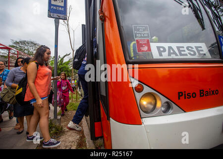 SP - Sao Paulo - 11/16/2018 - Reflexe Überführungen in Marginal Pinheiros Betrieb PAESE - Aufgrund der Überführung, die gestern so im Morgengrauen gab, Marginal Pinheiros, und das ist Einsturzgefährdet, das Rathaus unterbrochen Abschnitt der Linie 9 Esmeralda aus dem Pinheiros Station zum Ceasa Station am frühen Nachmittag des Freitag 16., die PAESE Vorgang wurde gestartet Foto: Suamy Beydoun/AGIF Stockfoto