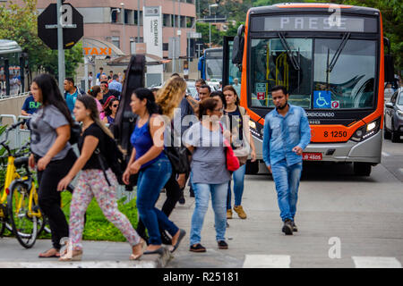 SP - Sao Paulo - 11/16/2018 - Reflexe Überführungen in Marginal Pinheiros Betrieb PAESE - Aufgrund der Überführung, die gestern so im Morgengrauen gab, Marginal Pinheiros, und das ist Einsturzgefährdet, das Rathaus unterbrochen Abschnitt der Linie 9 Esmeralda aus dem Pinheiros Station zum Ceasa Station am frühen Nachmittag des Freitag 16., die PAESE Vorgang wurde gestartet Foto: Suamy Beydoun/AGIF Stockfoto