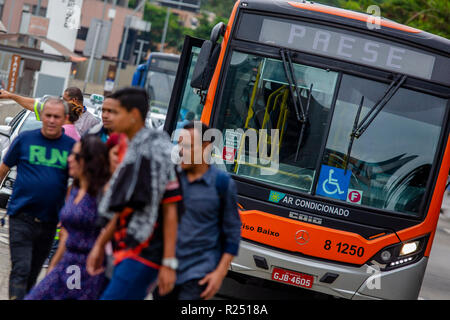 SP - Sao Paulo - 11/16/2018 - Reflexe Überführungen in Marginal Pinheiros Betrieb PAESE - Aufgrund der Überführung, die gestern so im Morgengrauen gab, Marginal Pinheiros, und das ist Einsturzgefährdet, das Rathaus unterbrochen Abschnitt der Linie 9 Esmeralda aus dem Pinheiros Station zum Ceasa Station am frühen Nachmittag des Freitag 16., die PAESE Vorgang wurde gestartet Foto: Suamy Beydoun/AGIF Stockfoto