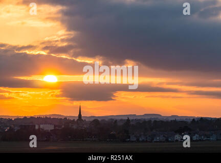 Haddington, East Lothian, Schottland, Vereinigtes Königreich, 16. November 2018. UK Wetter: wunderschöne Sonnenuntergang nach einem ungewöhnlich warmen November Tag über die Skyline der Stadt mit Haddington Town House Spire sichtbar Stockfoto