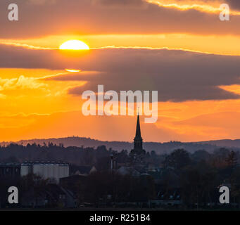 Haddington, East Lothian, Schottland, Vereinigtes Königreich, 16. November 2018. UK Wetter: wunderschöne Sonnenuntergang nach einem ungewöhnlich warmen November Tag über die Skyline der Stadt mit Haddington Town House Spire sichtbar Stockfoto