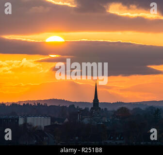 Haddington, East Lothian, Schottland, Vereinigtes Königreich, 16. November 2018. UK Wetter: wunderschöne Sonnenuntergang nach einem ungewöhnlich warmen November Tag über die Skyline der Stadt mit Haddington Town House Spire sichtbar Stockfoto