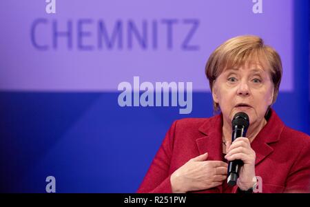 Chemnitz, Deutschland. 16 Nov, 2018. Bundeskanzlerin Angela Merkel (CDU) spricht mit den Lesern der Freien Presse Chemnitz Anlass für Angela Merkels Besuch in Chemnitz vor etwa drei Monaten ist eine tödliche Messerangriff auf Deutscher und anschließenden Demonstrationen mit fremdenfeindlichen Angriffen. Credit: Kay Nietfeld/dpa-Pool/dpa/Alamy leben Nachrichten Stockfoto