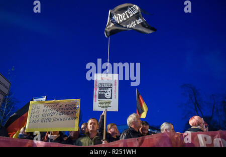 Chemnitz, Deutschland. 16 Nov, 2018. Rechte Gruppen protestieren am Rande der von Bundeskanzlerin Merkel (CDU) Besuch in Chemnitz. Der Bundeskanzler Besuch in Chemnitz wurde von einem tödlichen Messerangriff auf einen Deutschen vor etwa drei Monaten und anschließende Demonstrationen mit der fremdenfeindlichen Übergriffe dazu aufgefordert werden. Quelle: dpa-Zentralbild/dpa/Alamy leben Nachrichten Stockfoto