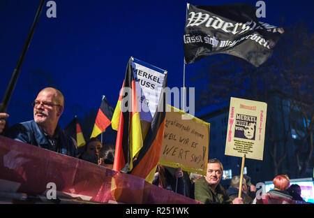 Chemnitz, Deutschland. 16 Nov, 2018. Rechte Gruppen protestieren am Rande der von Bundeskanzlerin Merkel (CDU) Besuch in Chemnitz. Der Bundeskanzler Besuch in Chemnitz wurde von einem tödlichen Messerangriff auf einen Deutschen vor etwa drei Monaten und anschließende Demonstrationen mit der fremdenfeindlichen Übergriffe dazu aufgefordert werden. Quelle: dpa-Zentralbild/dpa/Alamy leben Nachrichten Stockfoto