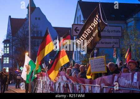 Chemnitz, Deutschland. 16 Nov, 2018. Rechte Gruppen protestieren am Rande der von Bundeskanzlerin Merkel (CDU) Besuch in Chemnitz. Der Bundeskanzler Besuch in Chemnitz wurde von einem tödlichen Messerangriff auf einen Deutschen vor etwa drei Monaten und anschließende Demonstrationen mit der fremdenfeindlichen Übergriffe dazu aufgefordert werden. Quelle: dpa-Zentralbild/dpa/Alamy leben Nachrichten Stockfoto