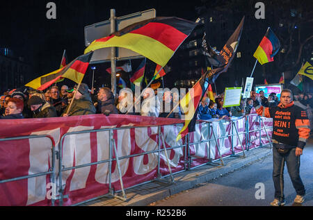 Chemnitz, Deutschland. 16 Nov, 2018. Rechte Gruppen protestieren am Rande der von Bundeskanzlerin Merkel (CDU) Besuch in Chemnitz. Der Bundeskanzler Besuch in Chemnitz wurde von einem tödlichen Messerangriff auf einen Deutschen vor etwa drei Monaten und anschließende Demonstrationen mit der fremdenfeindlichen Übergriffe dazu aufgefordert werden. Quelle: dpa-Zentralbild/dpa/Alamy leben Nachrichten Stockfoto