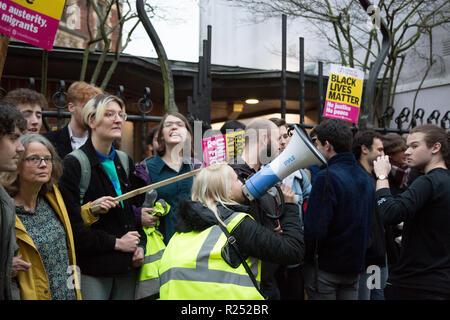 Oxford, Großbritannien, 16. November 2018. Die Oxford Union protestieren. Steve Bannon Credit: Pete Lusabia/Alamy leben Nachrichten Stockfoto