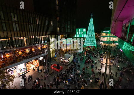 Liverpool, Großbritannien. 16. Nov 2018. Die Liverpool ONE 30-Meter hohen Weihnachtsbaum. In diesem Jahr wird der Weihnachtsbaum beleuchtet wurde grün Liverpool ONE in Partnerschaft mit der nationalen Gesellschaft zur Verhütung von Grausamkeit zu markieren für Kinder (Nspcc). Quelle: Christopher Middleton/Alamy leben Nachrichten Stockfoto