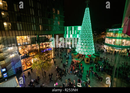 Liverpool, Großbritannien. 16. Nov 2018. Die Liverpool ONE 30-Meter hohen Weihnachtsbaum. In diesem Jahr wird der Weihnachtsbaum beleuchtet wurde grün Liverpool ONE in Partnerschaft mit der nationalen Gesellschaft zur Verhütung von Grausamkeit zu markieren für Kinder (Nspcc). Quelle: Christopher Middleton/Alamy leben Nachrichten Stockfoto