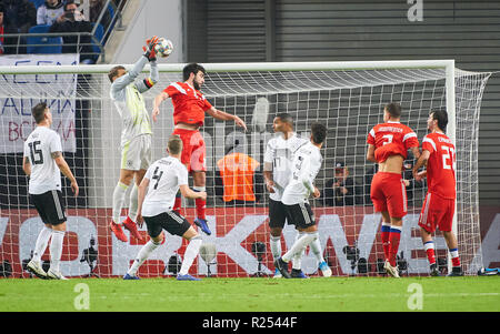 Leipzig, Deutschland. 15. Nov 2018. Manuel Neuer, DFB 1 Torhüter, für die Kugel konkurrieren, Bekämpfung, Duell, Kopfzeile, Kampf gegen Georgii DZHIKIIA, Niklas SUELE, DFB 15 Matthias GINTER, DFB 4 Jonathan TAH, Nr. 17 DFB Thilo KEHRER, DFB 2 Russland Nr. 14, Bereich Szene, die Szene vor dem Tor, Ziel Platz Szene, Deutschland - Russland 3-0 Wichtig: DFB-Bestimmungen verbieten die Verwendung von Fotografien als Bildsequenzen und/oder quasi-Video. Fußball-Freundschaftsspiel, Test, Saison 2018/2019, November 15, 2018 Leipzig, Deutschland. 15. Nov 2018. . Credit: Peter Schatz/Alamy leben Nachrichten Stockfoto